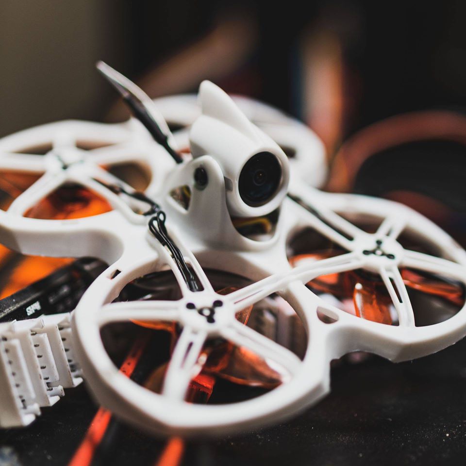 طقم الطائرة بدون طيار للسباق م - مراجعة Drone Battery Box وسعره